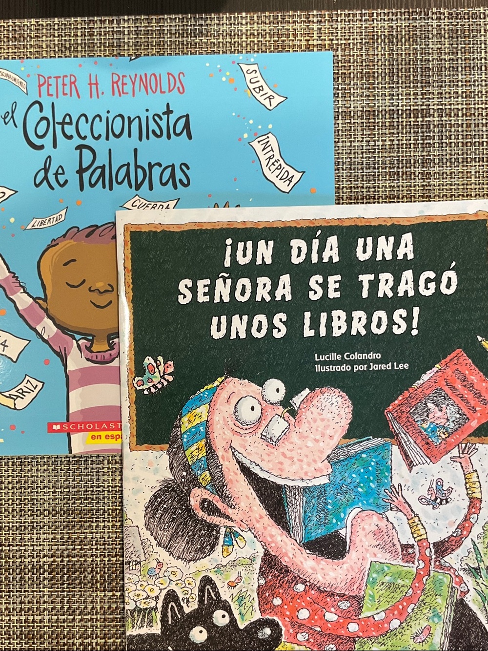 2 books- Un día una señora se tragó unos libros! - Coleccionista de palabras NWT